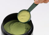 A Koreai Multi Greens 1 adagja kimérve a fém adagolókanállal